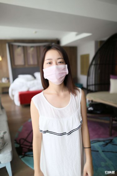 《在女老板连裤袜上打一个后洞》